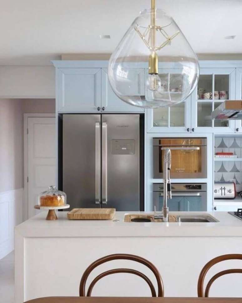 36. Cozinha moderna decorada em cores pastéis azul – Foto: Qattrino Arquitetura