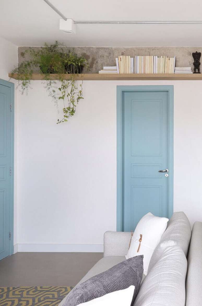 26. Cores pastéis para sala branca decorada com porta azul pastel – Foto: Pinterest