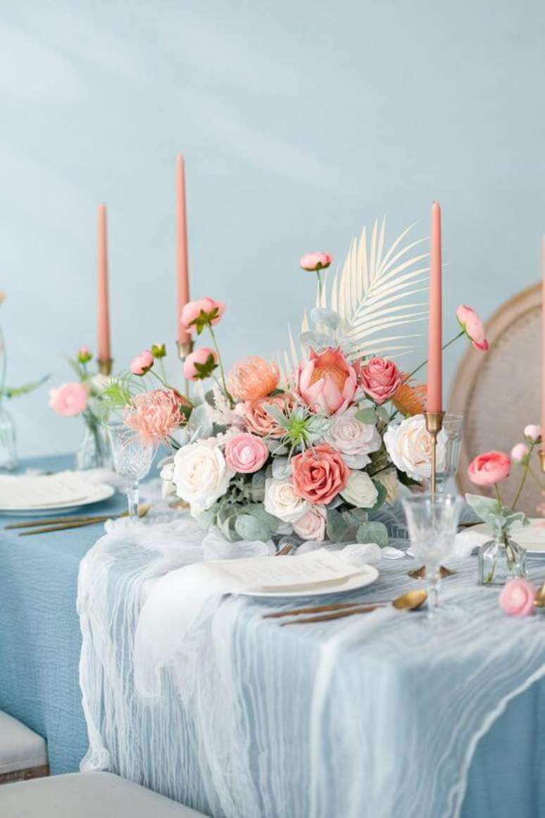 4. Mesa de jantar com mesa cor azul e cor pêssego – Foto Lings Moment