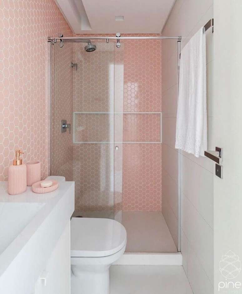 3. Cores pastéis para decoração de banheiro com revestimento hexagonal rosa pastel – Foto: Ideias Decor