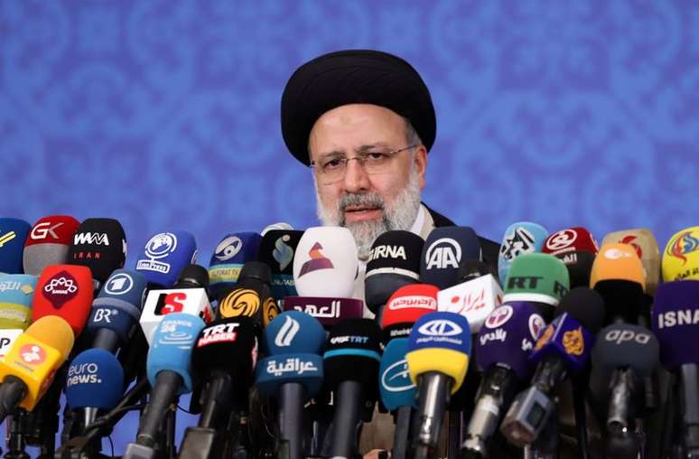 Presidente eleito do Ir&atilde;, Ebrahim Raisi, durante entrevista coletiva em Teer&atilde;
21/06/2021 Majid Asgaripour/WANA (West Asia News Agency) via REUTERS