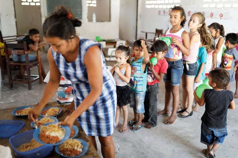 Funcionária da escola São José serve merenda aos alunos no município de Belágua, Maranhão
11/10/2018
REUTERS/Nacho Doce