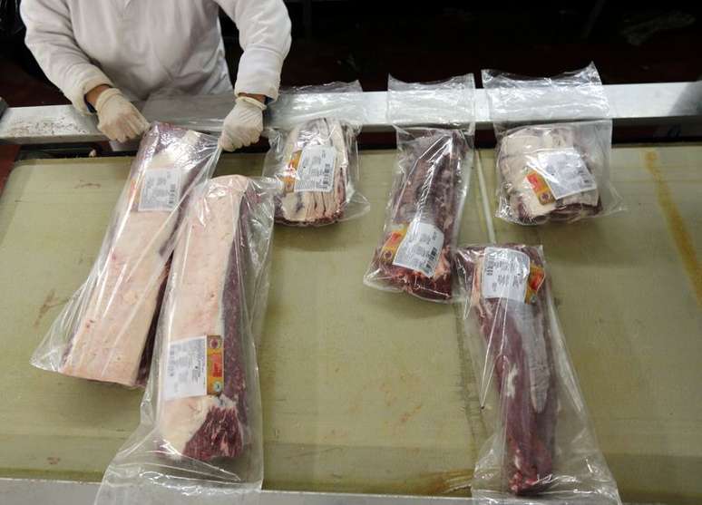 Trabalhador processa carne em abatimento Ecocarne, em São Fernando, Argentina. 
26/06/2017
REUTERS/Marcos Brindicci
