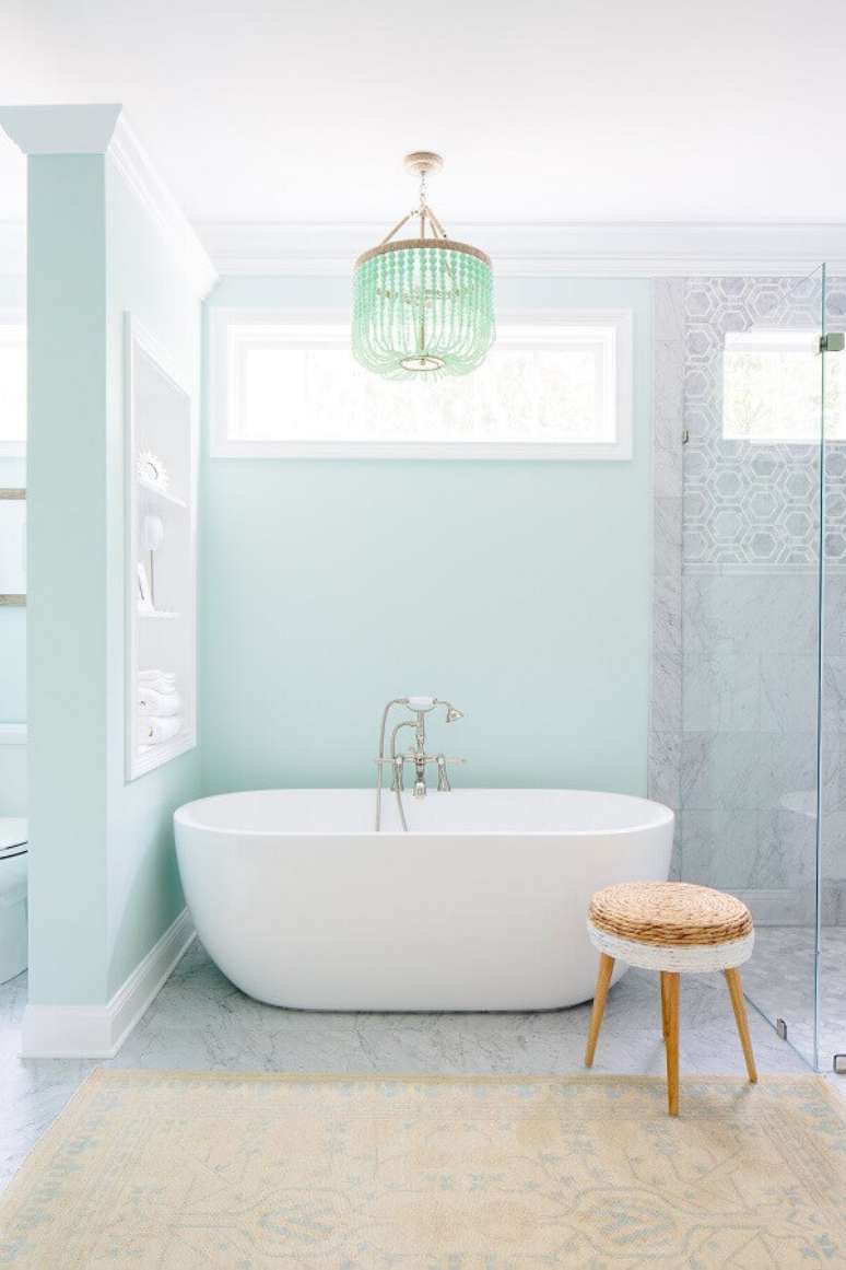 38. Decoração clean em cores pastéis para banheiro azul e branco com banheira – Foto: Houzz