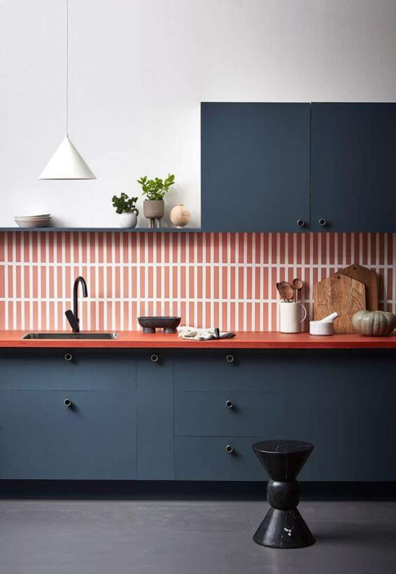 16. Cozinha com revestimento na cor pêssego e armários azuis – Foto Home Style