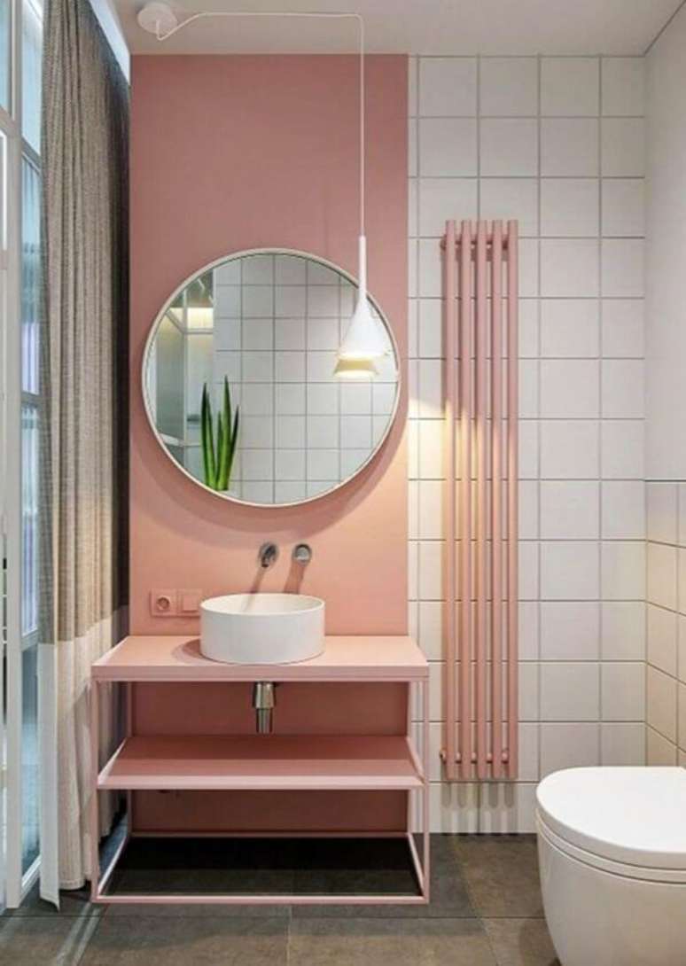 12. Cor pessego para decoração de banheiro moderno com espelho redondo – Foto Simples Decoração