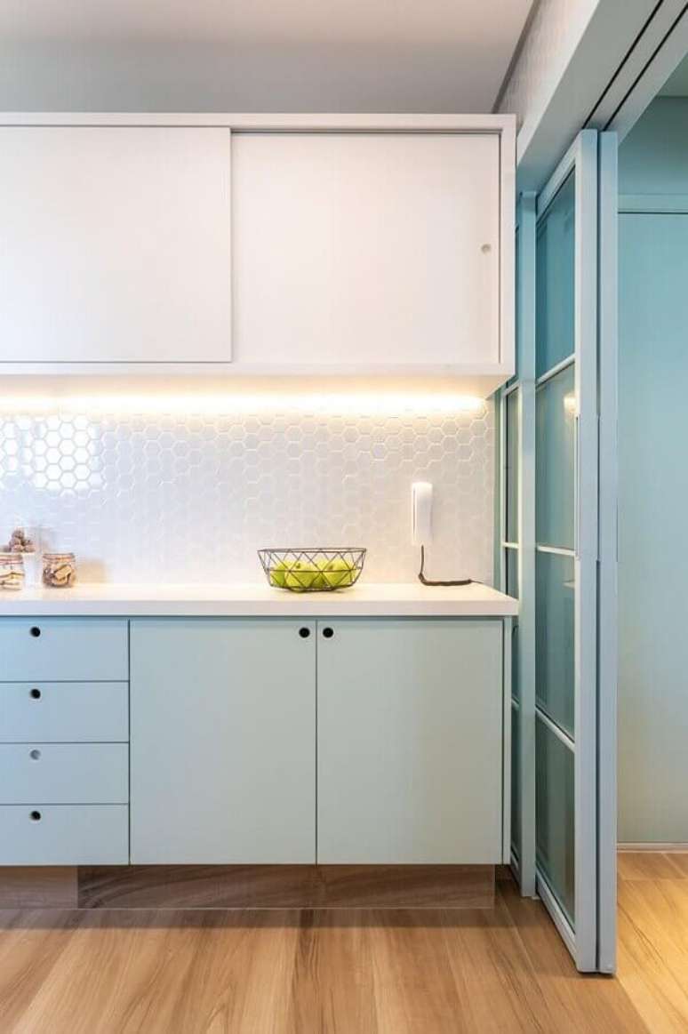 16. Cores pasteis azul para decoração de cozinha planejada moderna – Foto: Casa Casada