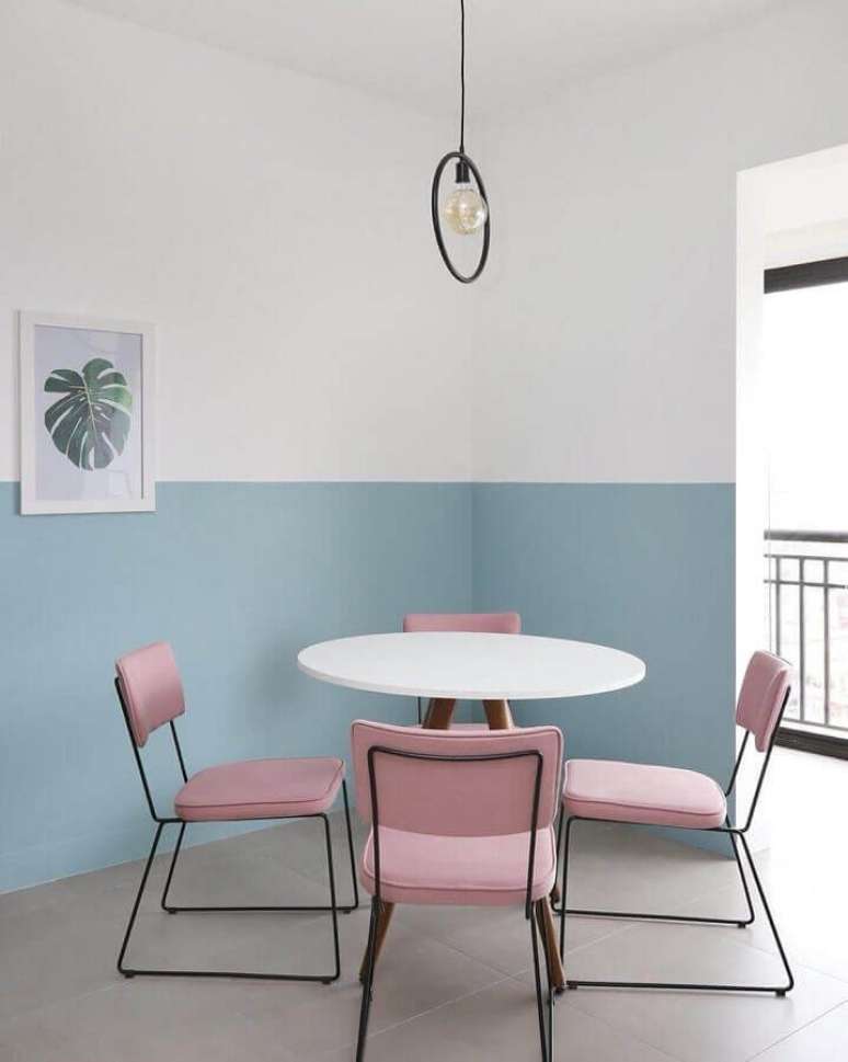 53. Decoração minimalista para sala de jantar em cores tons pastéis – Foto: Qattrino Arquitetura