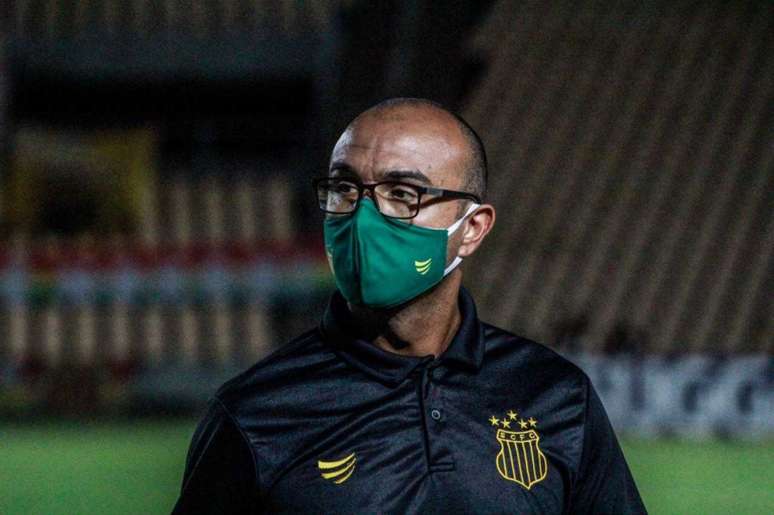 Felipe Surian é o técnico do Sampaio Corrêa (Foto: Ronald Lampida)