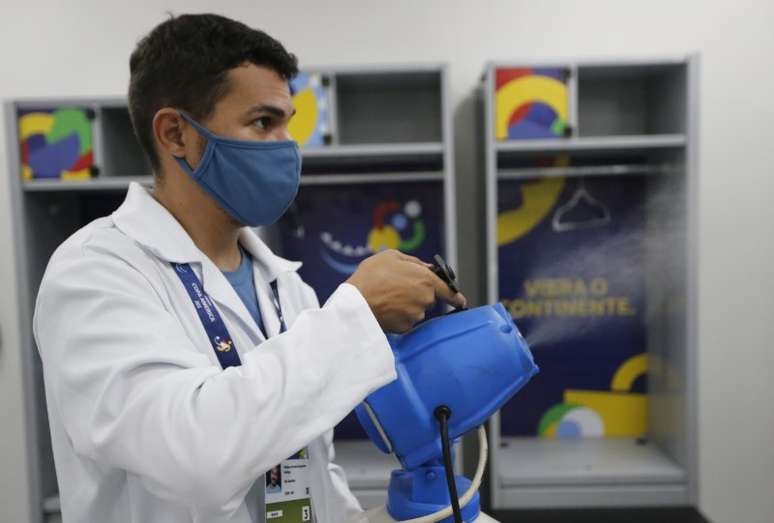 Funcionário lança desinfetante em vestiário da Arena Pantanal, em Cuiabá
15/06/2021
REUTERS/Mariana Greif