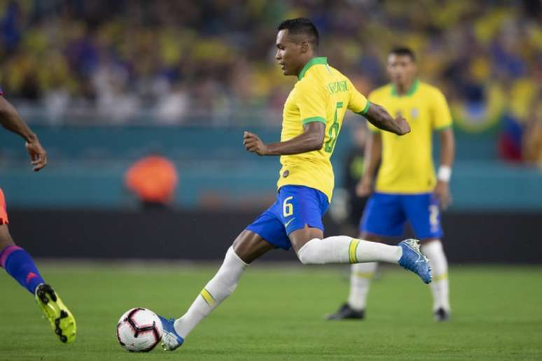 O lateral fez o primeiro gol na vitória por 4 a 0 diante do Peru (Foto: Lucas Figueiredo/CBF)