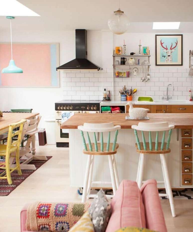 56. Os detalhes em cores tons pastéis deram um ar charmoso para a cozinha com sala de jantar integrada – Foto: Apartment Therapy
