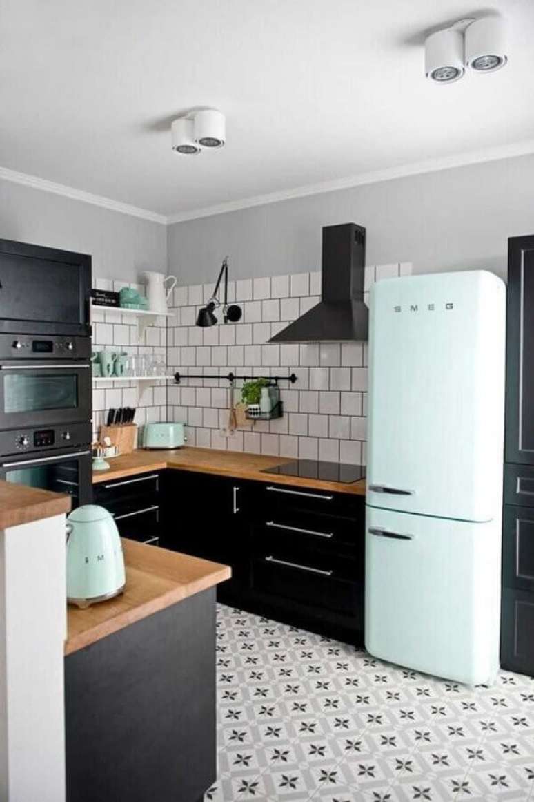 8. Cozinha preta decorada com detalhes em cores tons pastéis – Foto: Achados da Decoração
