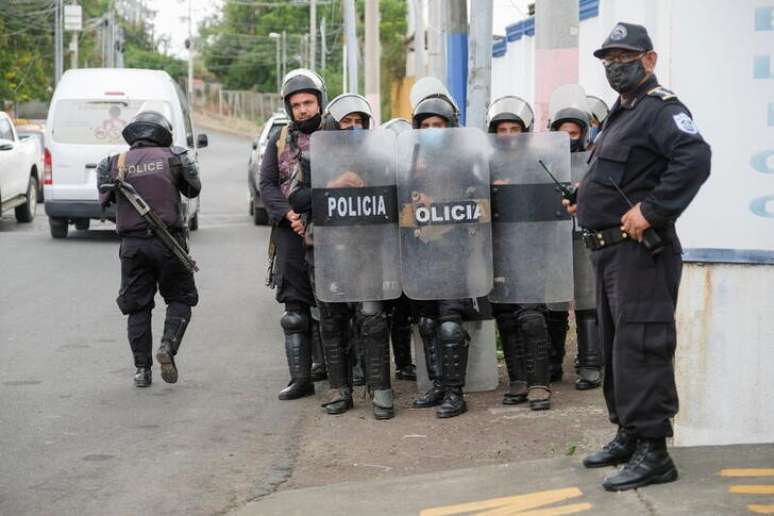 Policiais em ação de prisão de opositor na Nicarágua
 8/6/2021   REUTERS/Carlos Herrera