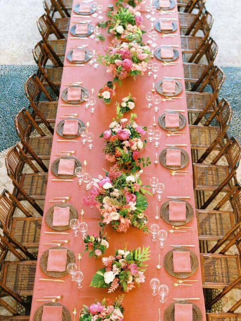 26. Mesa de festa decorada com cor pessego – Foto Pinteret