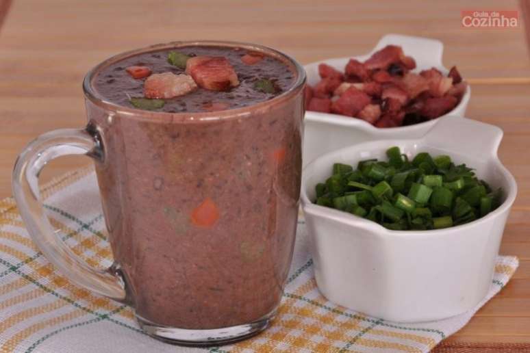 Guia da Cozinha - Caldinho de feijão com bacon na caneca