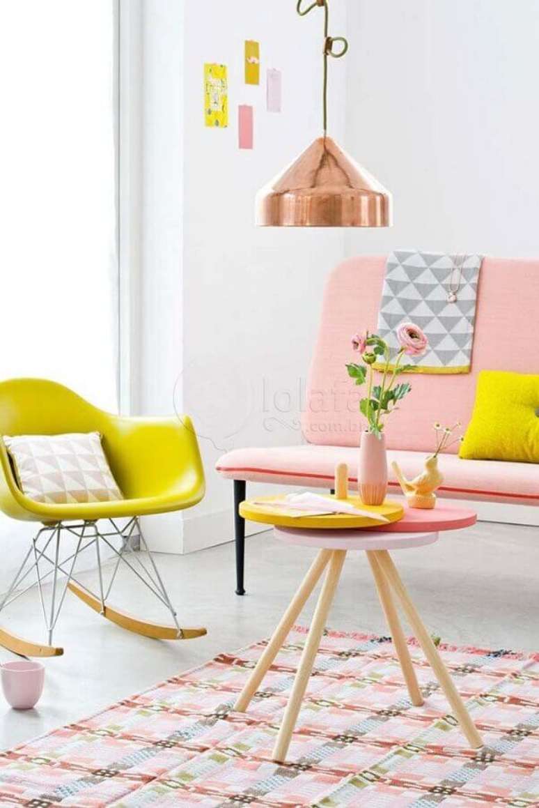 60. Paleta de cores pastéis para sala branca decorada com sofá rosa – Foto: Urban Casa