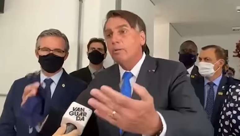 Bolsonaro furioso com repórter da TV Vanguarda, afiliada da Globo no interior de SP: “A Globo destrói a família e a religião”