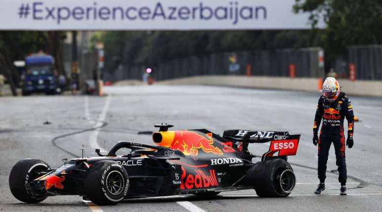 Max Verstappen observa o pneu estourado no GP do Azerbaijão.