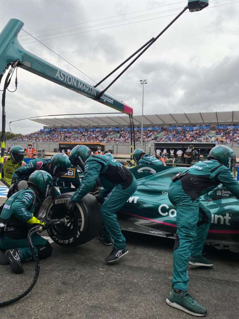 Pit-stop de Lance Stroll após 35 voltas em Paul Ricard, na França.