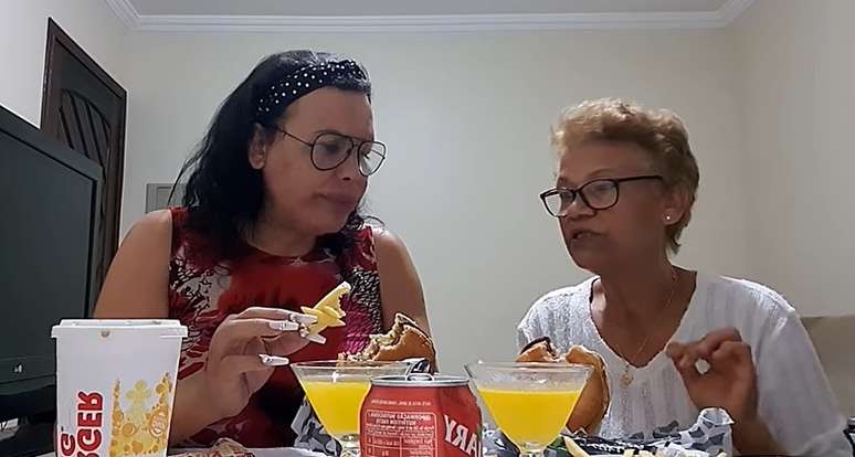 Luisa Marilac e sua mãe, Maria do Carmo, em vídeo de novembro de 2020 no canal da youtuber