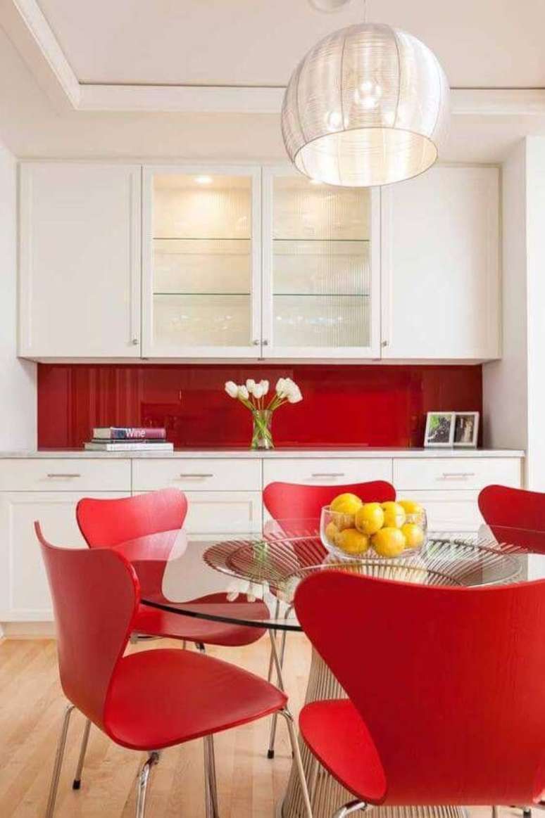 40. Cadeira vermelha para sala de jantar com mesa de vidro – Foto Revista V