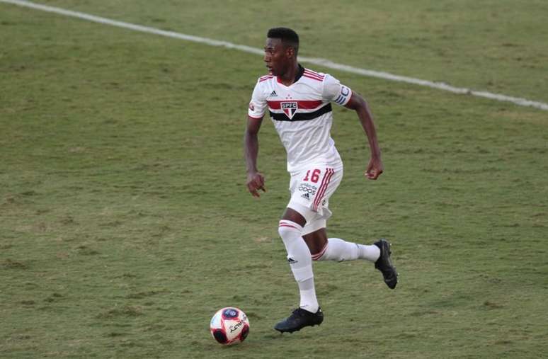 léo deve renovar com o São Paulo até o final de 2024 (Foto: Rubens Chiri)