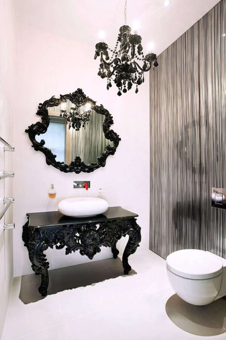 13. Banheiro preto e branco decorado com lustre de teto candelabro – Foto: Archilovers