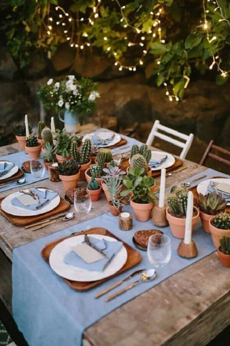 54. Decoração mini wedding com vários vasinhos de cactos sobre a mesa – Foto: GuiaNoiva