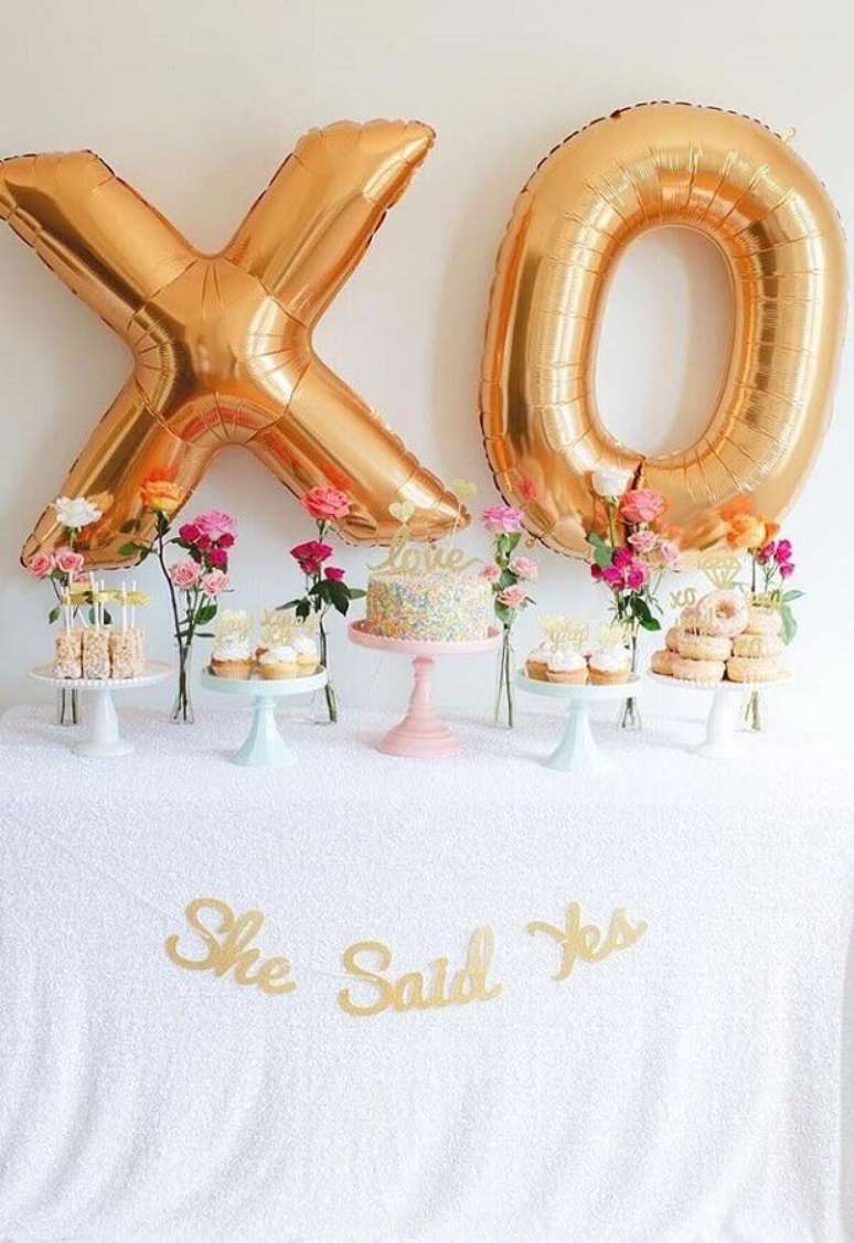 41. Decoração mini wedding barato com vasinhos de vidro com rosas – Foto: Pinterest