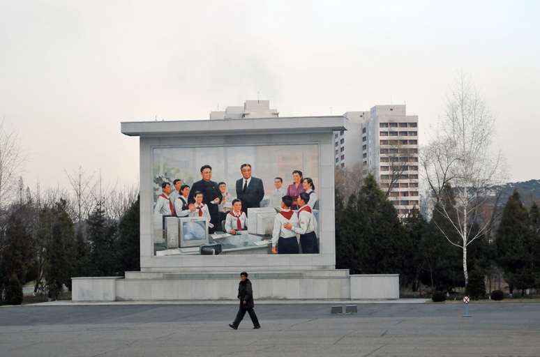 Um mural retrata Kim Il-sung e Kim Jong-il em uma aula de TI da escola