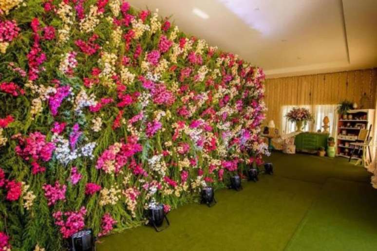 31. Festa de aniversario decorada com painel de flores &ndash; Foto Batista e Medeiros