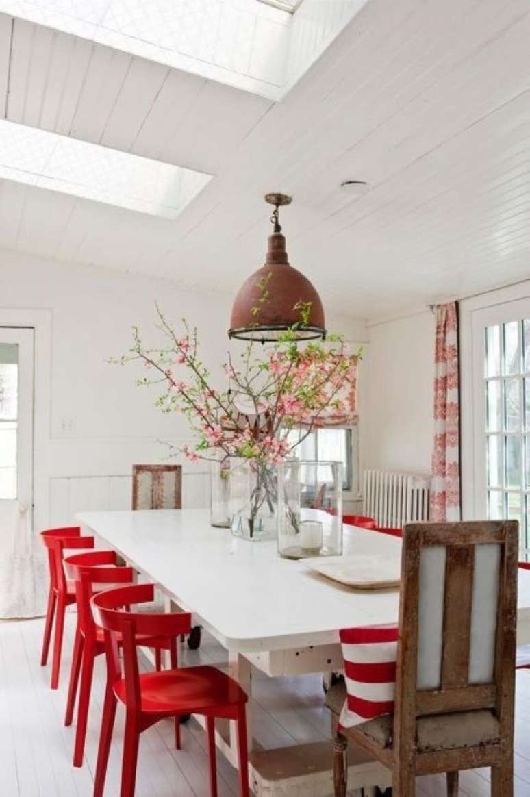 73. Sala de jantar com cadeira vermelha de madeira – Foto Apartment Therapy