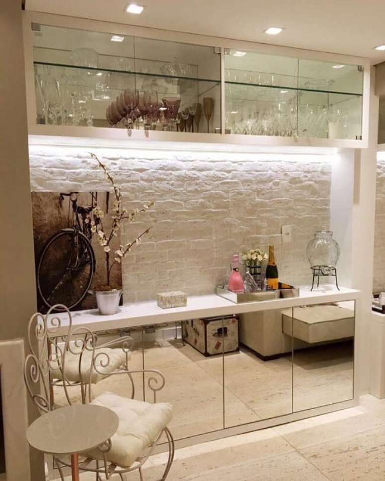 45. A cristaleira branca combina com qualquer estilo de decora&ccedil;&atilde;o. Fonte: Monise Rosa Arquitetura