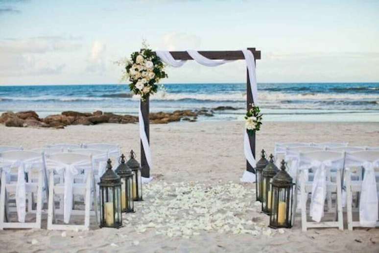 51. Decoração simples para mini wedding barato na praia – Foto: Worldecor
