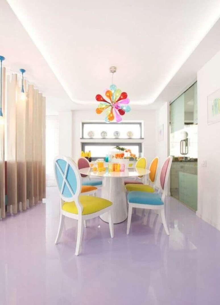 55. Modelo colorido de lustre de teto para sala de jantar – Foto: Apartment Therapy