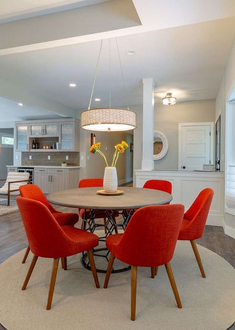 74. Sala de jantar com cadeira vermelha e decora&ccedil;&atilde;o clean &ndash; Foto Jamie Ysteele