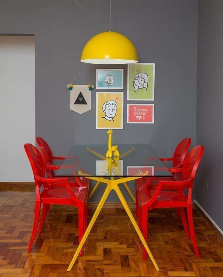 76. Sala de jantar com cadeira vermelha e lustre amarelo – Foto Pinterest