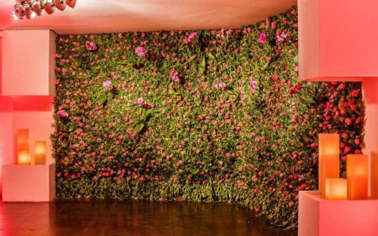 29. Decora&ccedil;&atilde;o com painel de flores &ndash; Foto Lejour