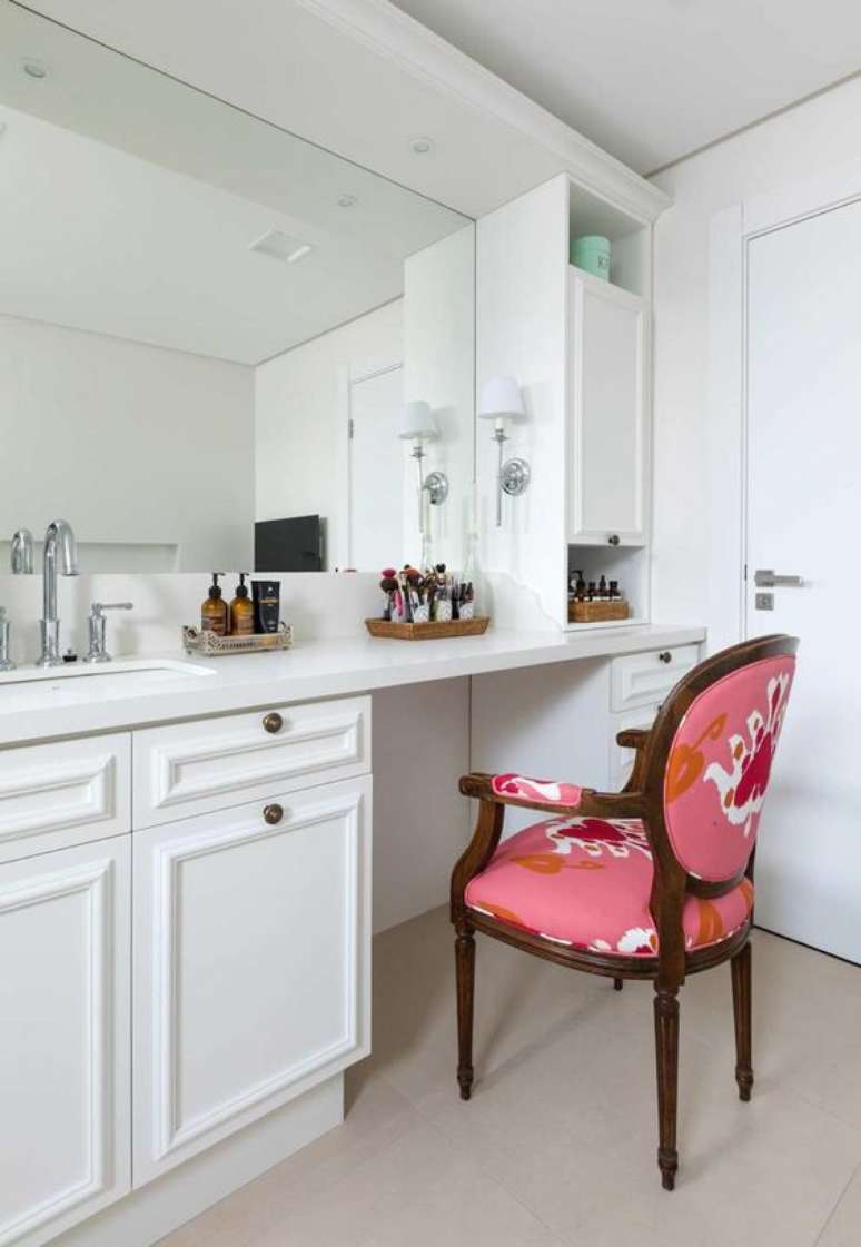 67. Penteadeira com cadeira vermelha estampada &ndash; Foto Casa de Valentina