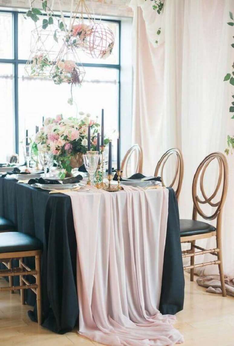 6. Arranjos de flores para decoração de mini wedding romântico – Foto: 100 Layer Cake