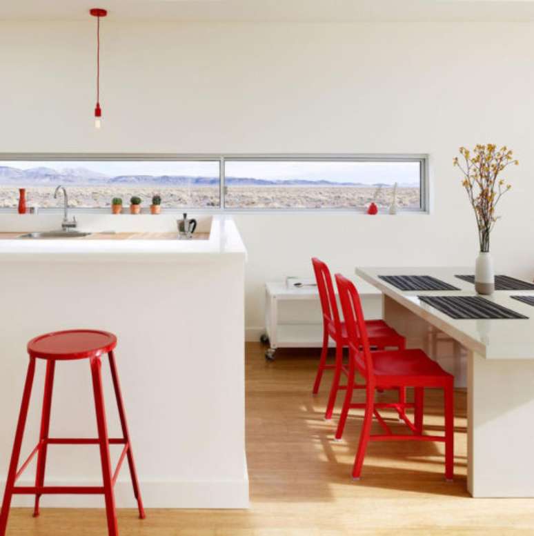 46. Cozinha americana branca com cadeira vermelha – Foto Pinterest
