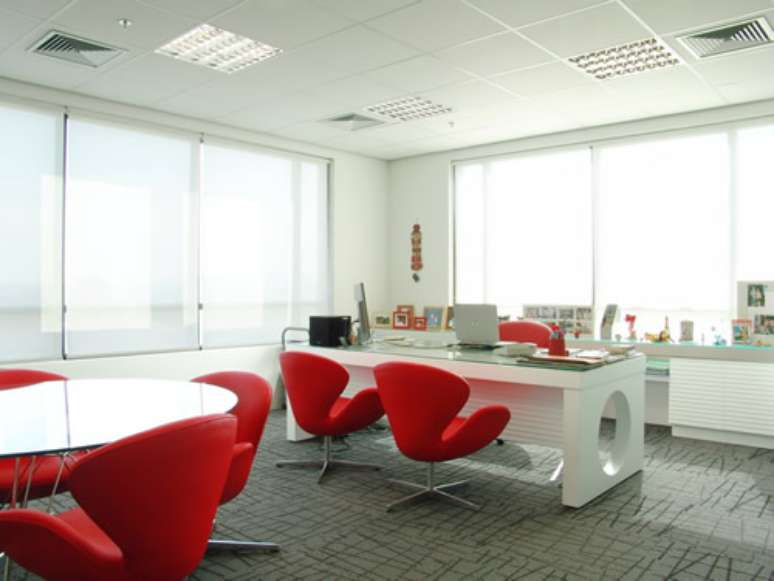 25. Cadeira vermelha com mesa branca para escritório – Foto Pinterest