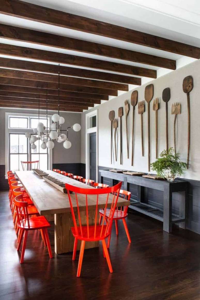 75. Sala de jantar com cadeira vermelha e decoração moderna – Foto One Kind Design