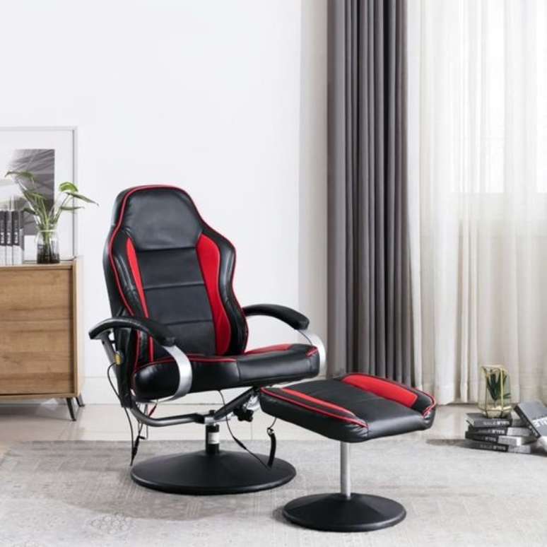 18. Cadeira gamer vermelha e preta para sala confortável – Foto Ricardoevaz