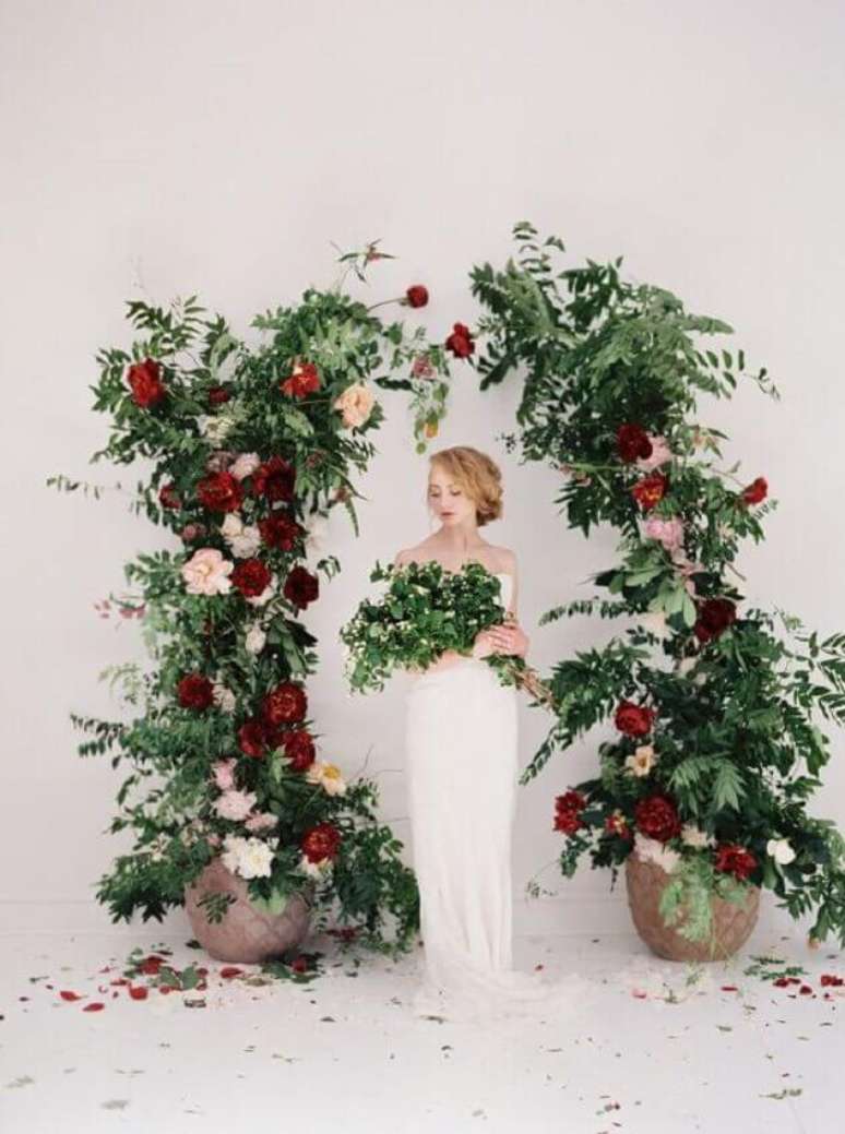 22. A decora&ccedil;&atilde;o com flores e folhagens &eacute; muito linda e rom&acirc;ntica