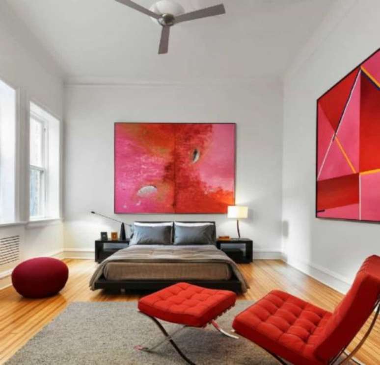 26. Cadeira vermelha com puff para quarto confort&aacute;vel &ndash; Foto Pinterest