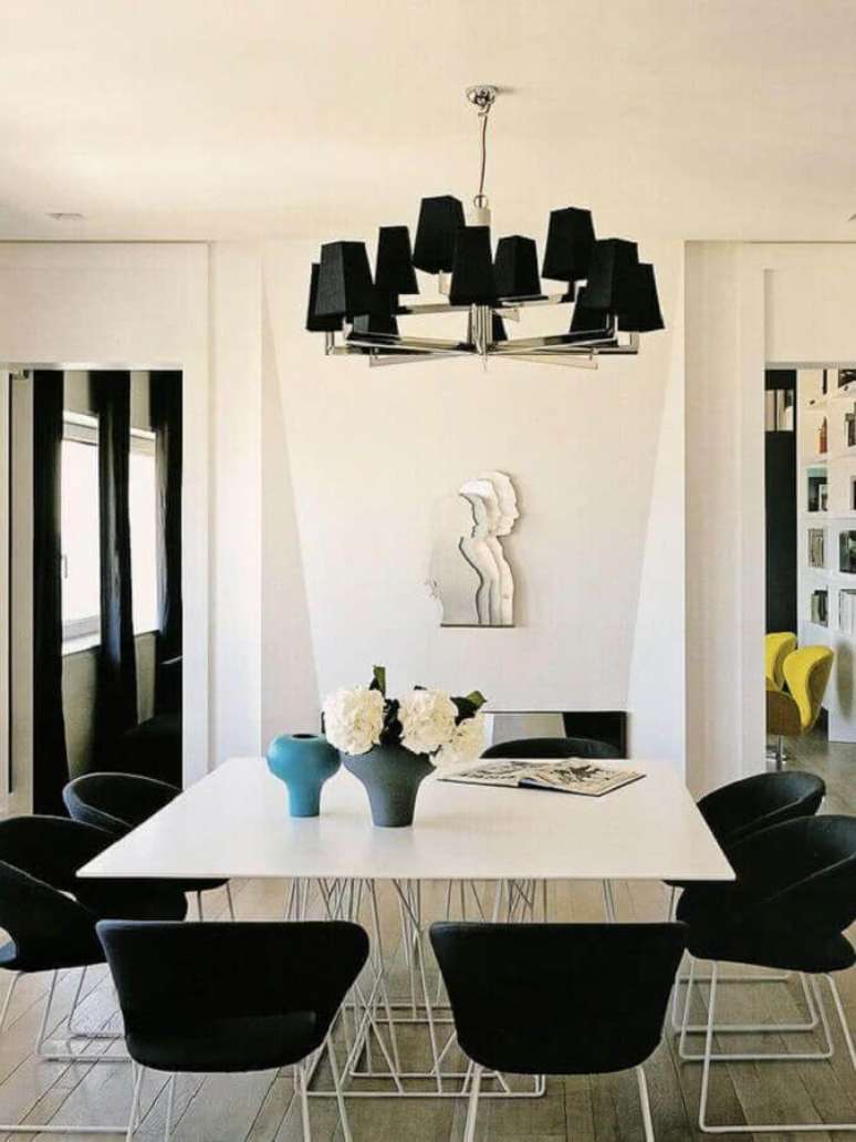 23. Decoração preto e branco com lustre de teto para sala de jantar com mesa quadrada – Foto:
