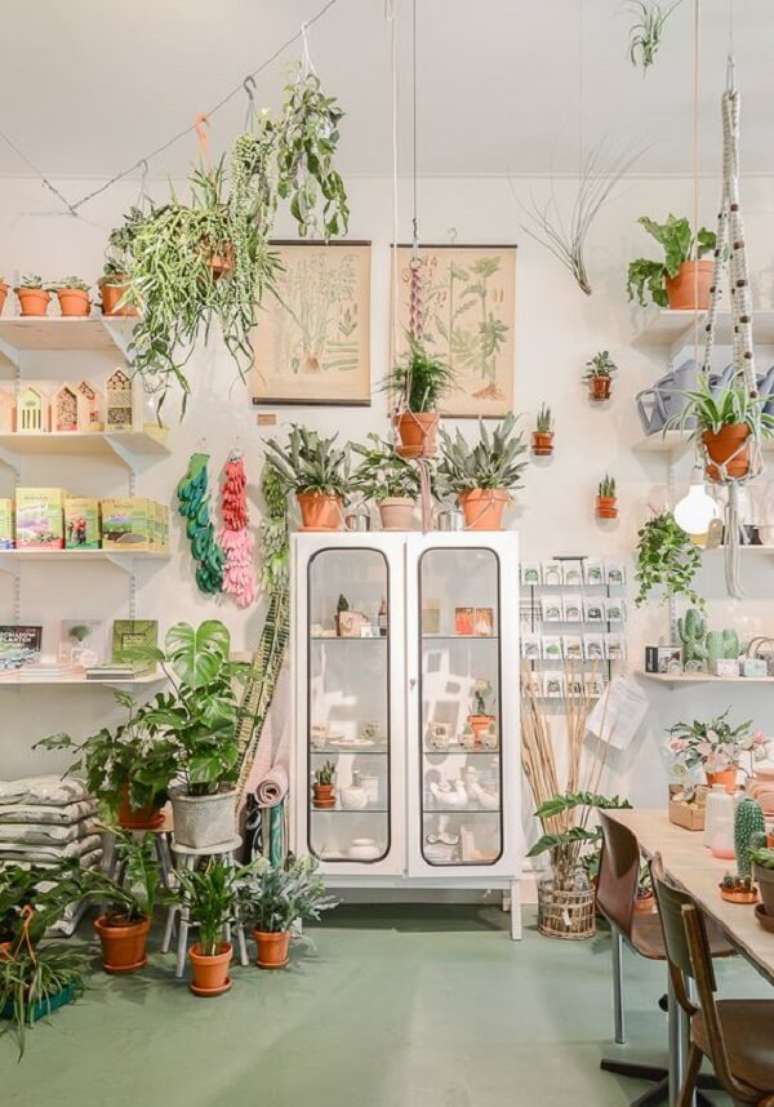 8. Utilize a cristaleira branca em estabelecimentos comerciais. Fonte: Pinterest