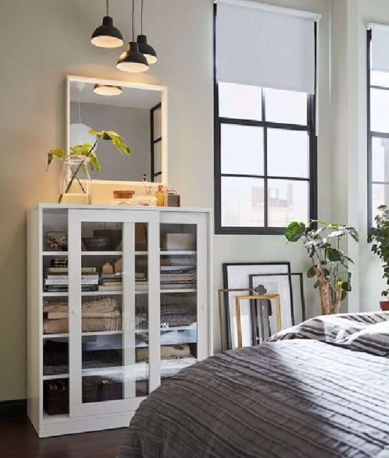 20. No dormitório a cristaleira branca pode substituir a presença de uma cômoda. Fonte: Pinterest